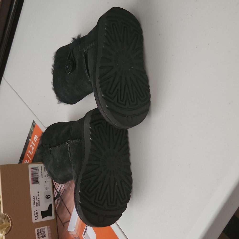 UGG - Picture 3 of 3